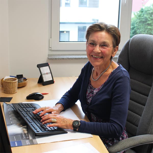 Ursula Sperling-Lepke an ihrem Schreibtisch sitzend.