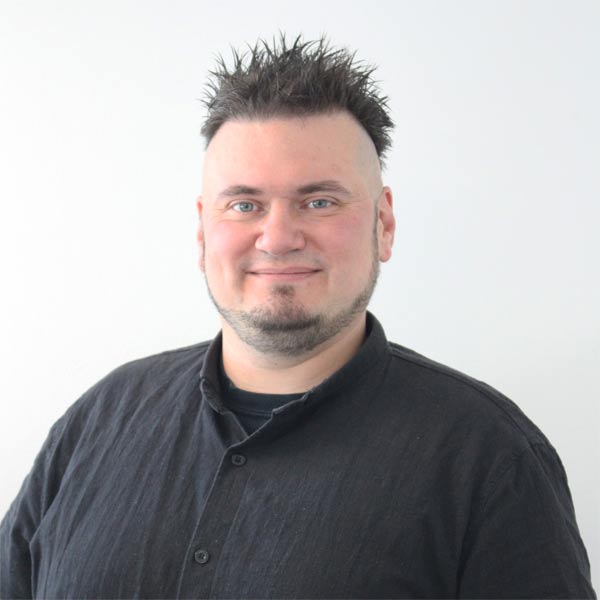 Profilbild von Florian Alfert vor weißem Hintergrund