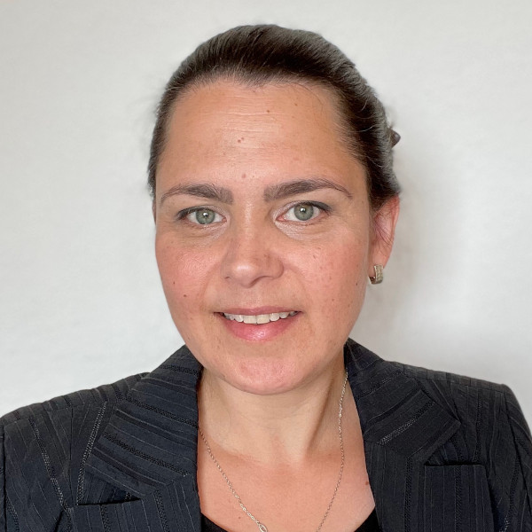 Profilbild von Janina Lashagen vor hellem Hintergrund